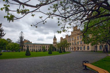 Kyiv, Ukrayna - 22 Nisan 2024: Kiev Politeknik Üniversitesi İgor Sikorsky 'nin tarihi binasının manzarası. KPI 'nin ana binasının önüne park et. 