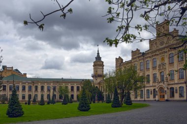 Kyiv, Ukrayna - 22 Nisan 2024: Kiev Politeknik Üniversitesi İgor Sikorsky 'nin tarihi binasının manzarası. KPI 'nin ana binasının önüne park et. 