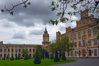 Kyiv, Ukrayna - 22 Nisan 2024: Kiev Politeknik Üniversitesi İgor Sikorsky 'nin tarihi binasının manzarası. KPI 'nin ana binasının önüne park et. 