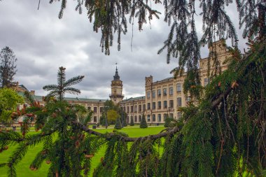 Kyiv, Ukrayna - 22 Nisan 2024: Kiev Politeknik Üniversitesi İgor Sikorsky 'nin tarihi binasının manzarası. KPI 'nin ana binasının önüne park et. 