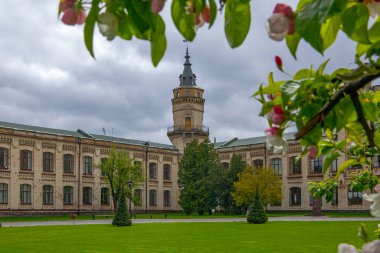 Kyiv, Ukrayna - 22 Nisan 2024: Kiev Politeknik Üniversitesi İgor Sikorsky 'nin tarihi binasının manzarası. KPI 'nin ana binasının önüne park et. 