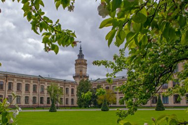 Kyiv, Ukrayna - 22 Nisan 2024: Kiev Politeknik Üniversitesi İgor Sikorsky 'nin tarihi binasının manzarası. KPI 'nin ana binasının önüne park et. 