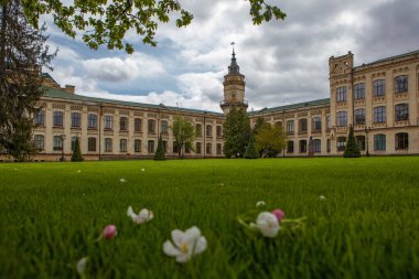 Kyiv, Ukrayna - 22 Nisan 2024: Kiev Politeknik Üniversitesi İgor Sikorsky 'nin tarihi binasının manzarası. KPI 'nin ana binasının önüne park et. 
