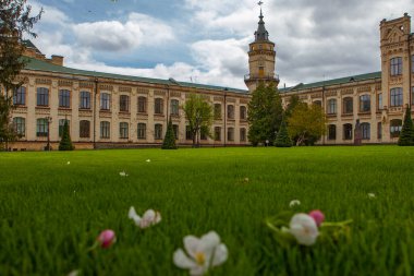 Kyiv, Ukrayna - 22 Nisan 2024: Kiev Politeknik Üniversitesi İgor Sikorsky 'nin tarihi binasının manzarası. KPI 'nin ana binasının önüne park et. 
