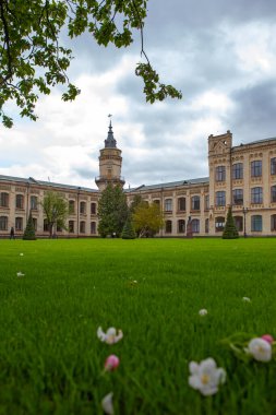 Kyiv, Ukrayna - 22 Nisan 2024: Kiev Politeknik Üniversitesi İgor Sikorsky 'nin tarihi binasının manzarası. KPI 'nin ana binasının önüne park et. 