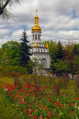 Kyiv, Ukrayna - 22 Nisan 2024: Askold 'un Kyiv' deki mezar parkındaki St. Andrew Şapeli