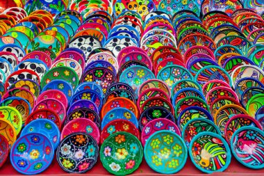 Chichen Itza, Meksika - 7 Nisan 2022: Düzinelerce el yapımı kase Chichen Itza Mexico 'da düzgünce düzenlenmiştir..