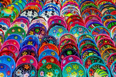 Chichen Itza, Meksika - 7 Nisan 2022: Düzinelerce el yapımı kase Chichen Itza Mexico 'da düzgünce düzenlenmiştir..