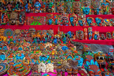 Chichen Itza, Meksika - 7 Nisan 2022: El işi pazarı Chichen Itz 'de geleneksel Meksika hediyelik eşyaları satıyor