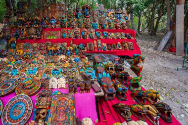Chichen Itza, Meksika - 7 Nisan 2022: El işi pazarı Chichen Itz 'de geleneksel Meksika hediyelik eşyaları satıyor