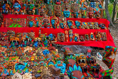 Chichen Itza, Meksika - 7 Nisan 2022: El işi pazarı Chichen Itz 'de geleneksel Meksika hediyelik eşyaları satıyor