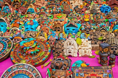 Chichen Itza, Meksika - 7 Nisan 2022: El işi pazarı Chichen Itz 'de geleneksel Meksika hediyelik eşyaları satıyor
