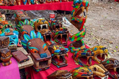 Chichen Itza, Meksika - 7 Nisan 2022: El işi pazarı Chichen Itz 'de geleneksel Meksika hediyelik eşyaları satıyor