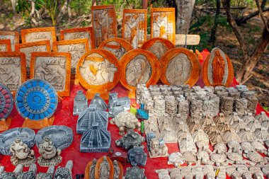 Chichen Itza, Meksika - 7 Nisan 2022: El işi pazarı Chichen Itz 'de geleneksel Meksika hediyelik eşyaları satıyor