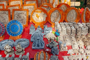 Chichen Itza, Meksika - 7 Nisan 2022: El işi pazarı Chichen Itz 'de geleneksel Meksika hediyelik eşyaları satıyor