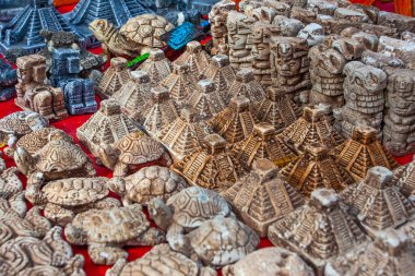 Chichen Itza, Meksika - 7 Nisan 2022: El işi pazarı Chichen Itz 'de geleneksel Meksika hediyelik eşyaları satıyor