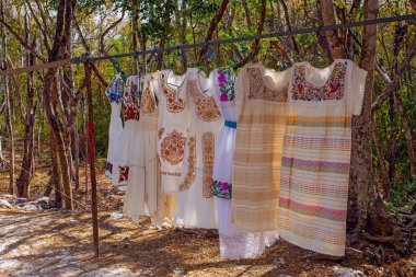 Chichen Itza, Meksika - 7 Nisan 2022: El işi pazarı Chichen Itz 'de geleneksel Meksika hediyelik eşyaları satıyor