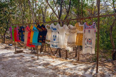 Chichen Itza, Meksika - 7 Nisan 2022: El işi pazarı Chichen Itz 'de geleneksel Meksika hediyelik eşyaları satıyor