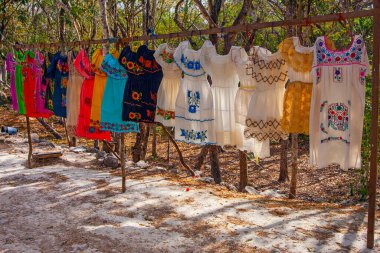 Chichen Itza, Meksika - 7 Nisan 2022: El işi pazarı Chichen Itz 'de geleneksel Meksika hediyelik eşyaları satıyor