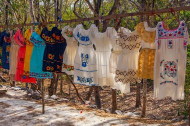 Chichen Itza, Meksika - 7 Nisan 2022: El işi pazarı Chichen Itz 'de geleneksel Meksika hediyelik eşyaları satıyor