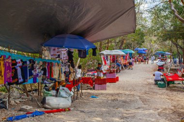 Chichen Itza, Meksika - 7 Nisan 2022: El işi pazarı Chichen Itz 'de geleneksel Meksika hediyelik eşyaları satıyor