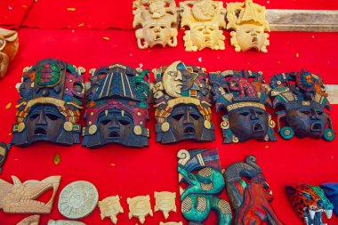 Chichen Itza, Meksika - 7 Nisan 2022: El işi pazarı Chichen Itz 'de geleneksel Meksika hediyelik eşyaları satıyor