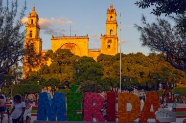 Merida, Meksika - 4 Nisan 2022: Merida kelimesi Meksika 'nın başkenti Yucatan' da Merida şehrinin merkezinde büyük harflerle yaratıldı.