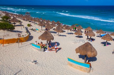 Cancun, Yucatan, Meksika - 10 Mart 2022: Playa Delfines bu tropikal şehrin en ünlü plajlarından biridir. Birçok insan yaz boyunca manzaranın tadını çıkarmak için gelir..