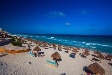 Cancun, Yucatan, Meksika - 10 Mart 2022: Playa Delfines bu tropikal şehrin en ünlü plajlarından biridir. Birçok insan yaz boyunca manzaranın tadını çıkarmak için gelir..