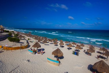 Cancun, Yucatan, Meksika - 10 Mart 2022: Playa Delfines bu tropikal şehrin en ünlü plajlarından biridir. Birçok insan yaz boyunca manzaranın tadını çıkarmak için gelir..