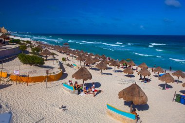 Cancun, Yucatan, Meksika - 10 Mart 2022: Playa Delfines bu tropikal şehrin en ünlü plajlarından biridir. Birçok insan yaz boyunca manzaranın tadını çıkarmak için gelir..