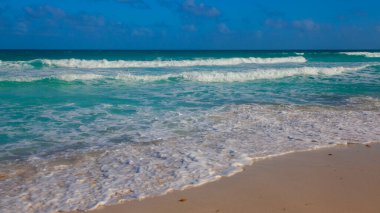 Otel bölgesi Meksika'nın Cancun Delfines kumsalda