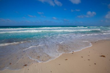 Otel bölgesi Meksika'nın Cancun Delfines kumsalda