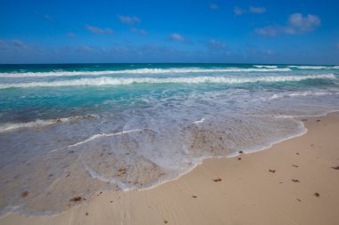 Otel bölgesi Meksika'nın Cancun Delfines kumsalda