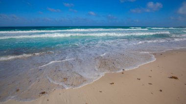 Otel bölgesi Meksika'nın Cancun Delfines kumsalda