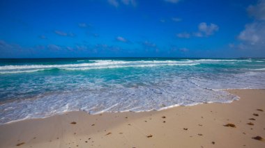 Otel bölgesi Meksika'nın Cancun Delfines kumsalda