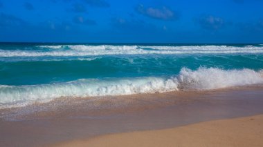 Otel bölgesi Meksika'nın Cancun Delfines kumsalda