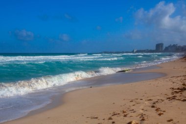 Otel bölgesi Meksika'nın Cancun Delfines kumsalda