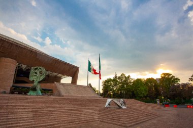 Mexico City - 15 Mart 2022: Ulusal Konferans Salonu (İspanyolca: Auditorio Nacional) birkaç kişiyle güneşli bir öğleden sonra Polanco Mahallesi 'nde