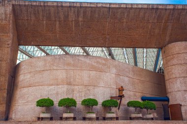 Mexico City - 15 Mart 2022: Ulusal Konferans Salonu (İspanyolca: Auditorio Nacional) birkaç kişiyle güneşli bir öğleden sonra Polanco Mahallesi 'nde