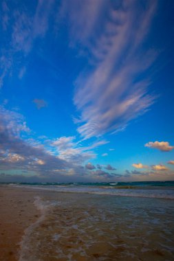 Tulum, Yucatan, Meksika 'da gün batımında güzel Carmen plajı