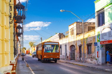 Merida, Meksika - 4 Nisan 2022; Merida şehir merkezinde geleneksel sömürge binaları ile caddelerde kamu otobüsü 