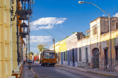 Merida, Meksika - 4 Nisan 2022; Merida şehir merkezinde geleneksel sömürge binaları ile caddelerde kamu otobüsü 
