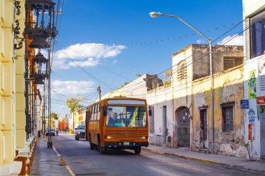 Merida, Meksika - 4 Nisan 2022; Merida şehir merkezinde geleneksel sömürge binaları ile caddelerde kamu otobüsü 