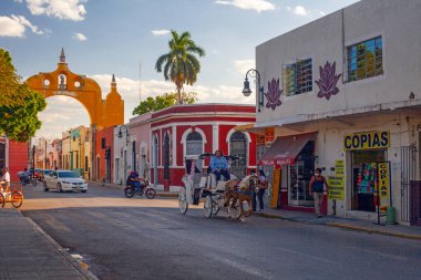 Merida, Meksika - 4 Nisan 2022: Merida Kemeri yakınlarında at arabaları ve Yucatan Meksika 'da Ejderhalar Çeyreği ejderhaları sürüleri