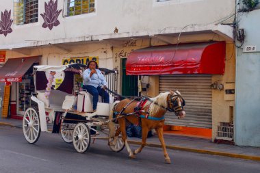 Merida, Meksika - 4 Nisan 2022: Merida Kemeri yakınlarında at arabaları ve Yucatan Meksika 'da Ejderhalar Çeyreği ejderhaları sürüleri