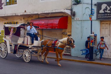 Merida, Meksika - 4 Nisan 2022: Merida Kemeri yakınlarında at arabaları ve Yucatan Meksika 'da Ejderhalar Çeyreği ejderhaları sürüleri