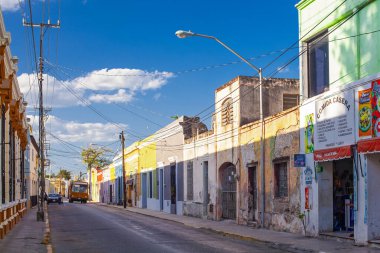 Merida, Meksika - 4 Nisan 2022; Merida şehir merkezinde geleneksel sömürge binaları ile caddelerde kamu otobüsü 
