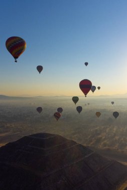 Teotihuacan piramidinin üzerinde sıcak hava balonunda gün doğumu