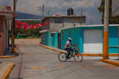 Meksika, - 16 Mart 2022 ünlü Teotihuacan Piramitleri yakınlarındaki küçük bir kasabada geleneksel dekore edilmiş Meksika caddesi.